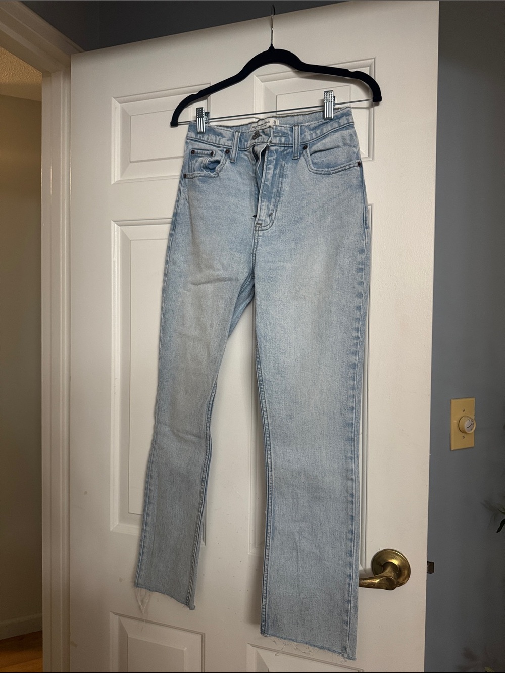 Abercrombie 90s Slim Straight Ultra High Rise Jeans - Light Wash